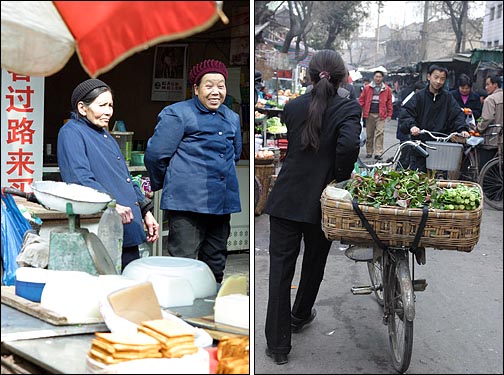 시장 두 할머니의 표정이 대조적이다(왼쪽).  자전거에 야채를 싣고 장사하러 오는 아가씨(오른쪽). 